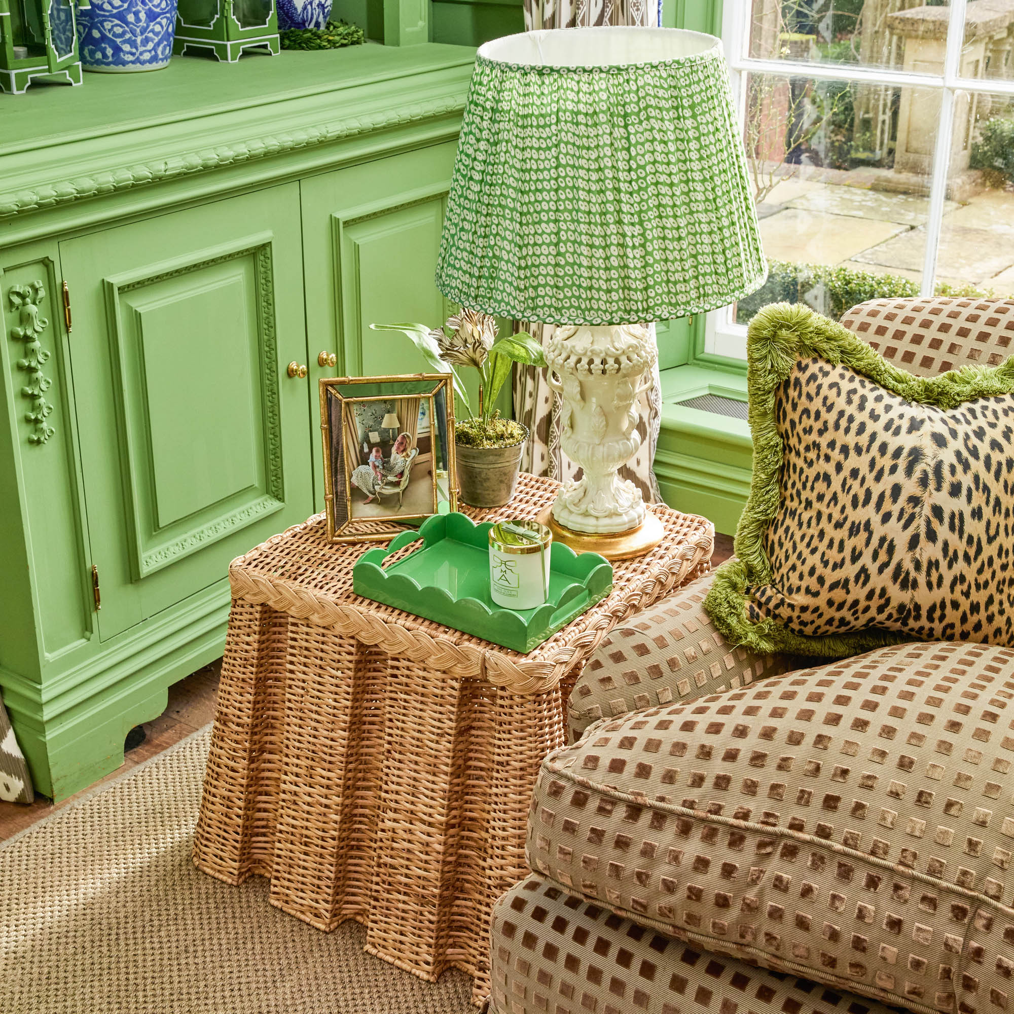 Small Green Lacquer Scalloped Tray - Image 4