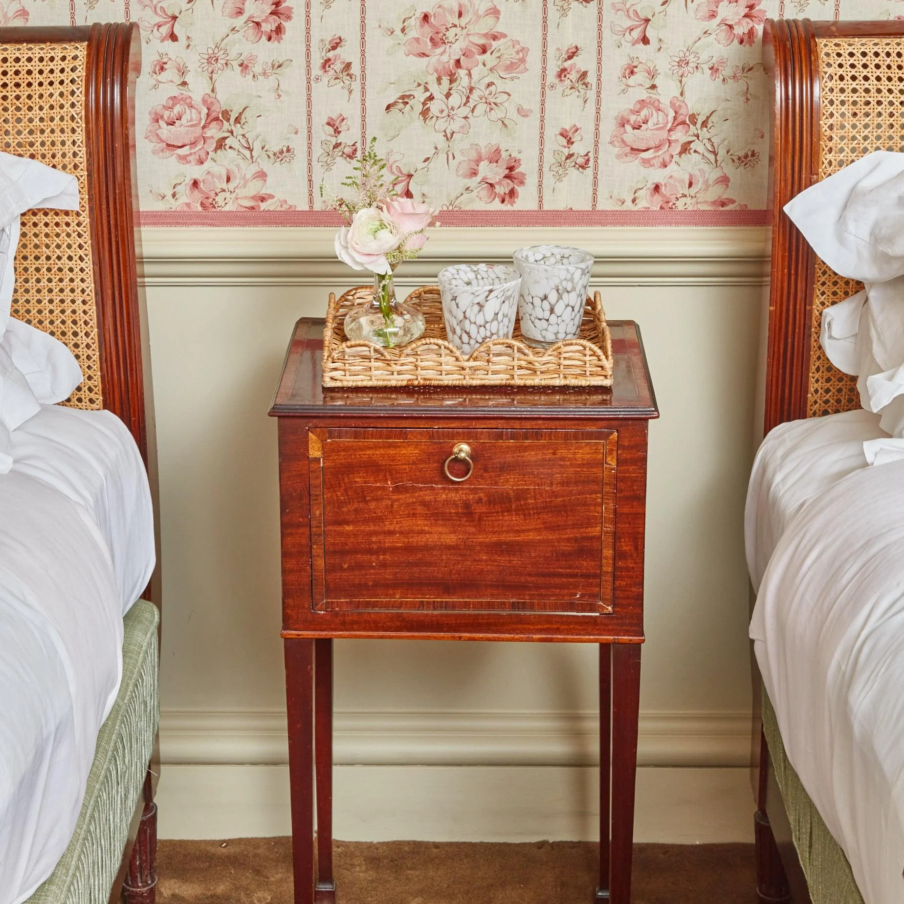 Small Scalloped Rattan Tray - Image 7